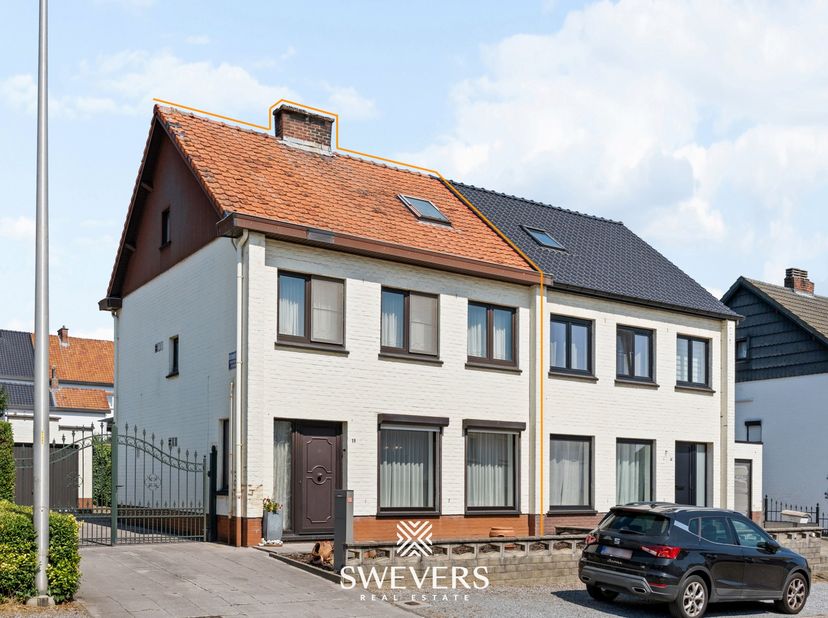 Voor meer info en foto’s, surf naar www.swevers.be – Deze ruime halfopen woning aan Huzarenstraat 18 in Lummen biedt 178 m² bewoonbare oppervlakte, vi