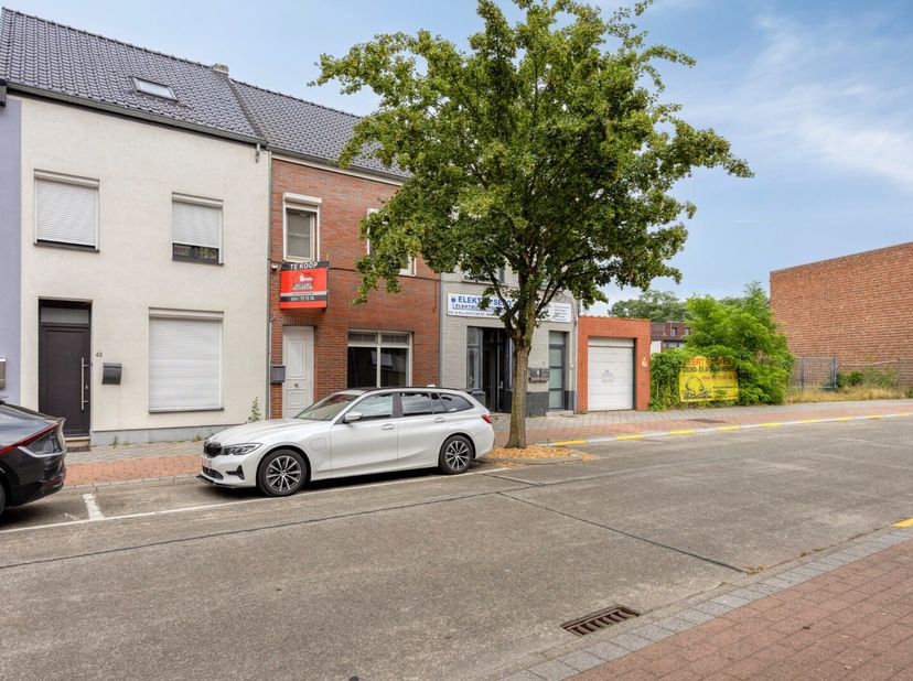 Deze gezinswoning met 3 slaapkamers en een garage is ideaal gelegen in het centrum van Leopoldsburg, op wandelafstand van winkels, openbaar vervoer, h
