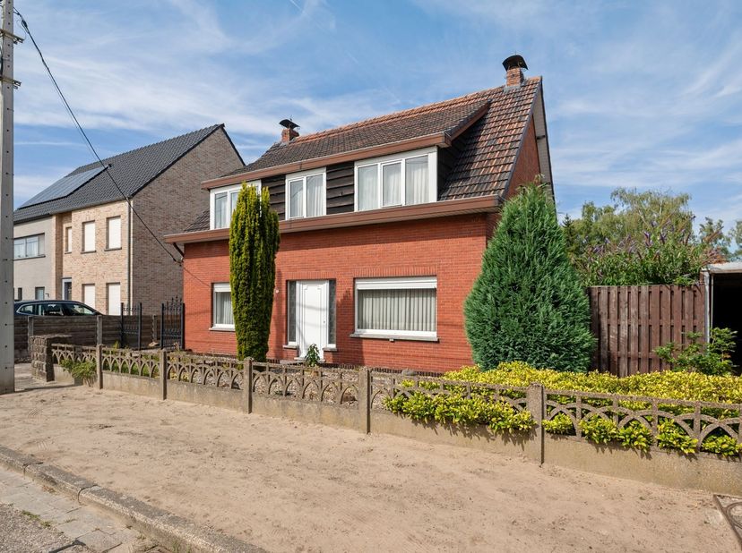 Locatie: <br />
Deze woning is gelegen aan de Eikenstraat 37 in Beerse, op een rustige locatie met een goede bereikbaarheid. Het centrum van Beerse,