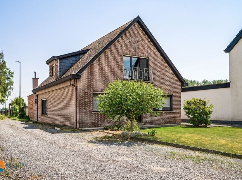Op een uitstekende locatie in Londerzeel bevindt zich deze ruime woning met maar liefst vier slaapkamers. Gelegen in een rustige straat geniet u hier