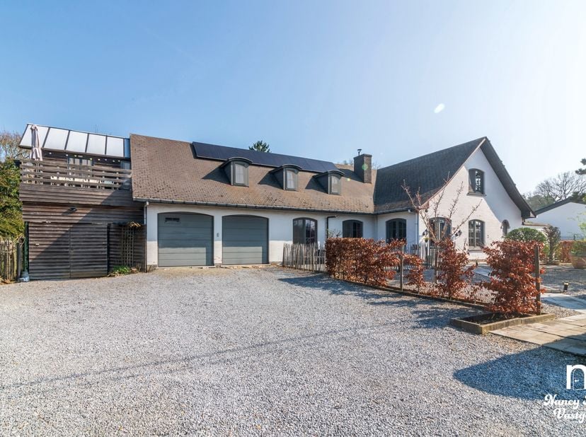 In de Laambroekstraat in Heusden-Zolder ontvouwt zich een woning die je stap voor stap weet te verrassen. Achter de gevel schuilt een solide thuis uit