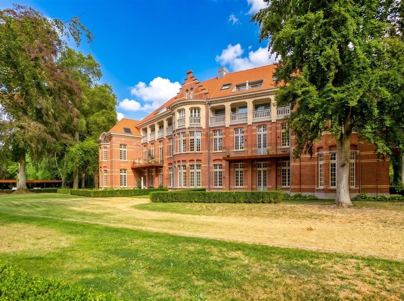 Au cœur du magnifique Groot Park, entouré d'arbres centenaires et d'espaces verts, où règnent le calme et la tranquillité, et à deux pas de Louvain, n