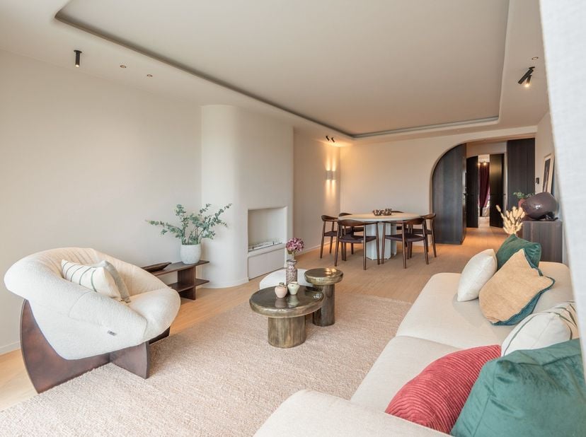 Prachtig gerenoveerd, lichtrijk appartement met open zichten over de villa’s, op wandelafstand van winkels en zee. Indeling: inkomhal met gastentoilet
