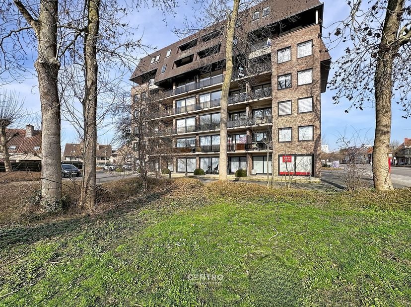 ENERGIEZUINIG appartement met 2 slpks, 2 terrassen, een FANTASTISCH UITZICHT, een kelderberging én een GARAGEBOX op wandelafstand van het centrum en h