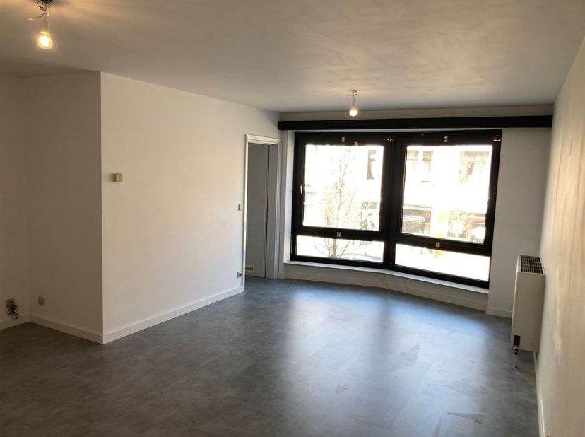 Zeer centraal gelegen 2 slpk. appartement op de eerste verdieping<br />
<br />
Ligging: Het appartement is zeer gunstig gelegen op de Antwerpsesteen