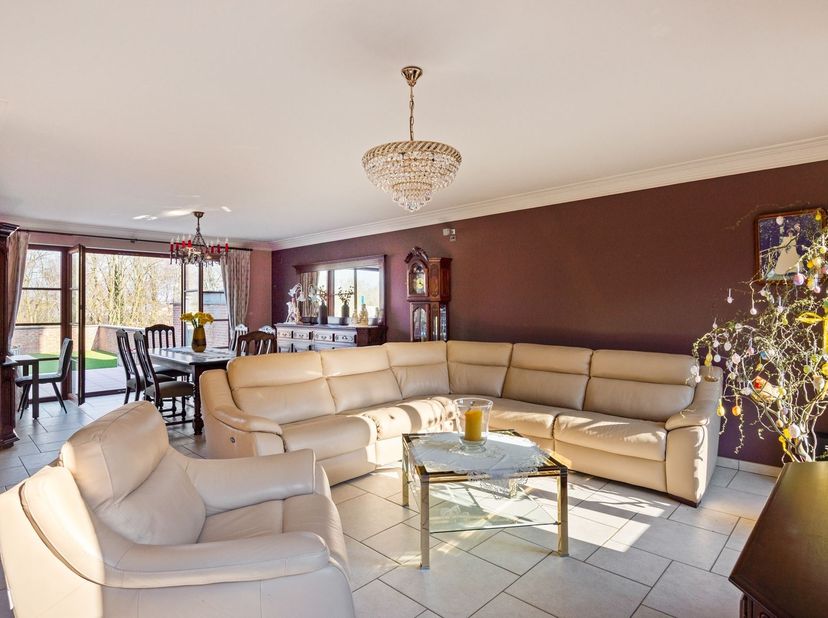 Spacieux immeuble résidentiel et commercial avec 4 chambres à coucher et une grande terrasse à un emplacement commercial de choix<br />
Sur un axe de