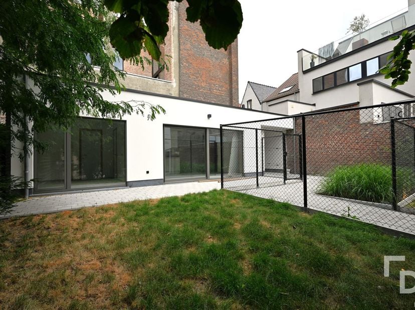 In de Rijselstraat te Ieper vinden we deze nieuwbouwstudio voorzien van ruim terras en tuin.<br />
De studio biedt een ideale woonomgeving voor wie w
