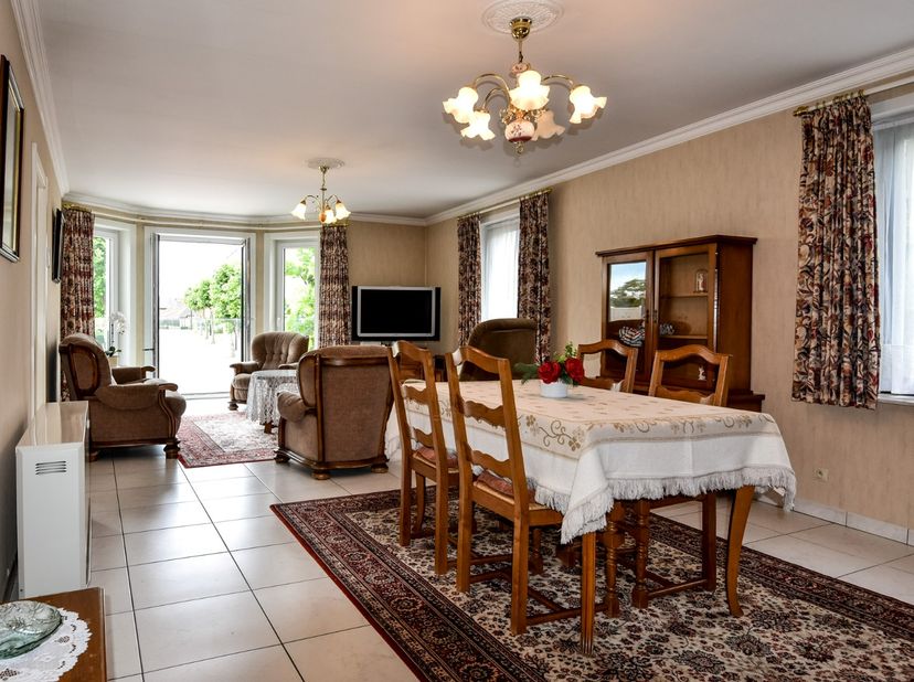 Dit instapklaar appartement in Maldegem is ideaal voor wie op zoek is naar een comfortabele en ruime woonruimte. <br />
Het appartement is gelegen in