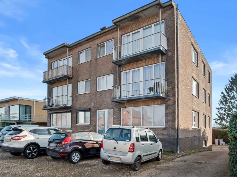 Ruim en lichtrijk 3-slaapkamerappartement met bereikbaarheid in het rustige Leut<br />
In het charmante Leut (Maasmechelen) vinden we dit ruime en ver