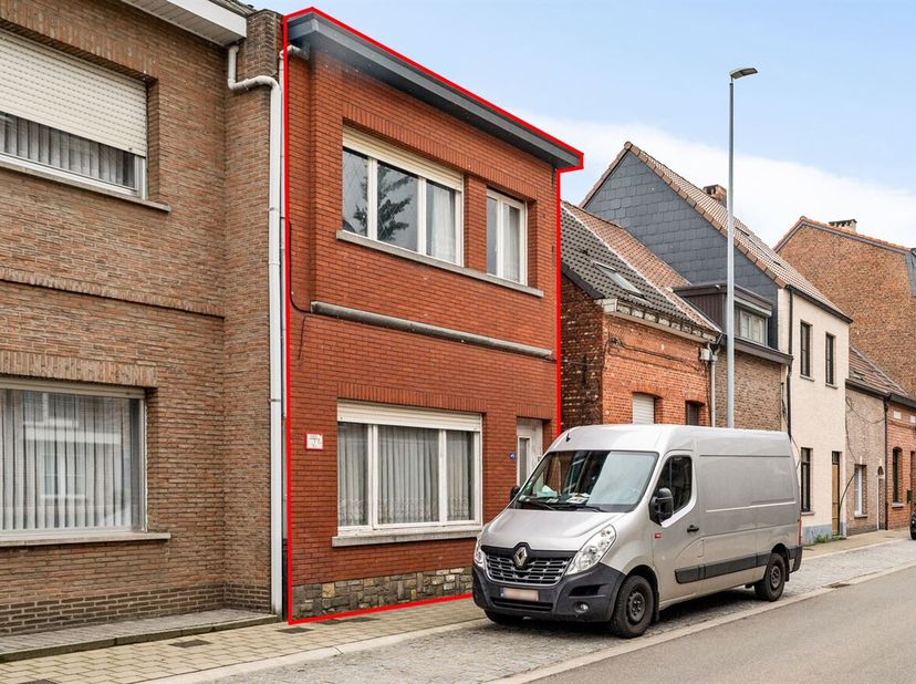 Te renoveren woning met tuin op een toplocatie in Herentals<br />
 Deze woning dateert van 1918 en werd volledig gestript.<br />
 Ligging: De woning i
