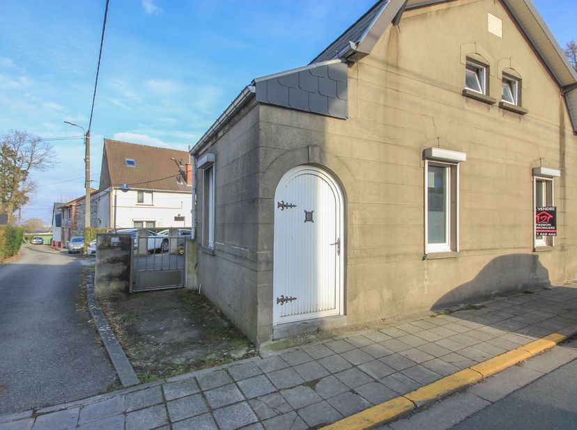 Charmante petite maison 4 façades, située à Montigny-le-Tilleul. <br />
<br />
Celle-ci se compose de la manière suivante : <br />
Au rez-de-chauss