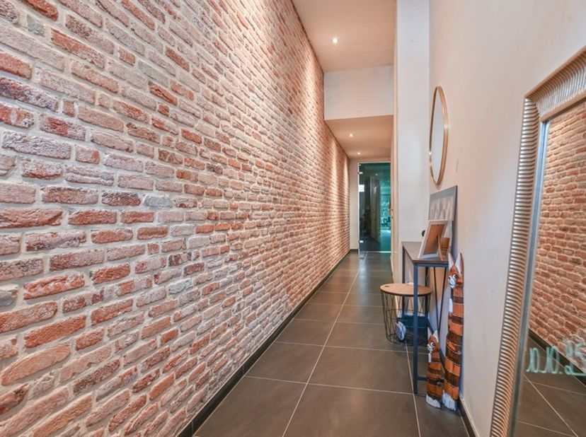 Ontdek deze compleet gerenoveerde instapklare gezinswoning in Izegem. De woning combineert ruimte, (energetisch)comfort en een uitstekende ligging. La