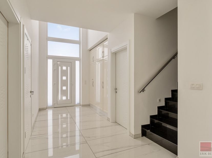 Prachtige en ruime woning met een woonoppervlakte van ca. 277 m², gebouwd in 2018 met vloerverwarming en voorzien van 5 volwaardige slaapkamers en 3 b