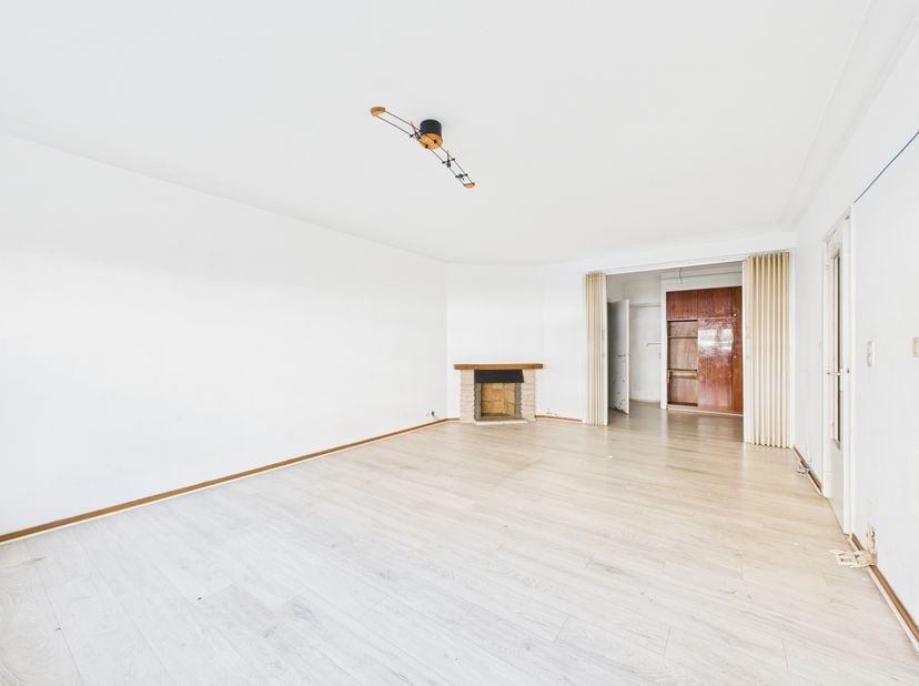 Karreveld | Studio/flat à rénover Garage Box compris ! <br />
Le studio se compose d'un hall d'entrée/vestiaire, d'une pièce à vivre avec cuisine ferm