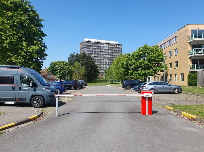 Buitenstaanplaats te huur nabij de vissersschool.&amp;nbsp;<br />
De staanplaats is afgesloten met een barriere waarvoor u een badge ter beschikking. Elk
