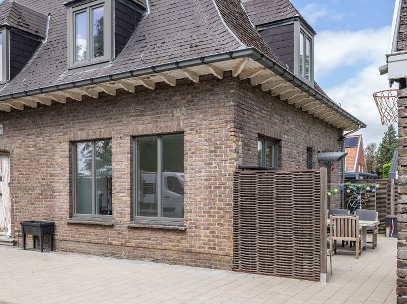 Deze recent gerenoveerde villa met 2 slaapkamers combineert een karaktervolle uitstraling met een verzorgde afwerking in luxueuze materialen. De wonin