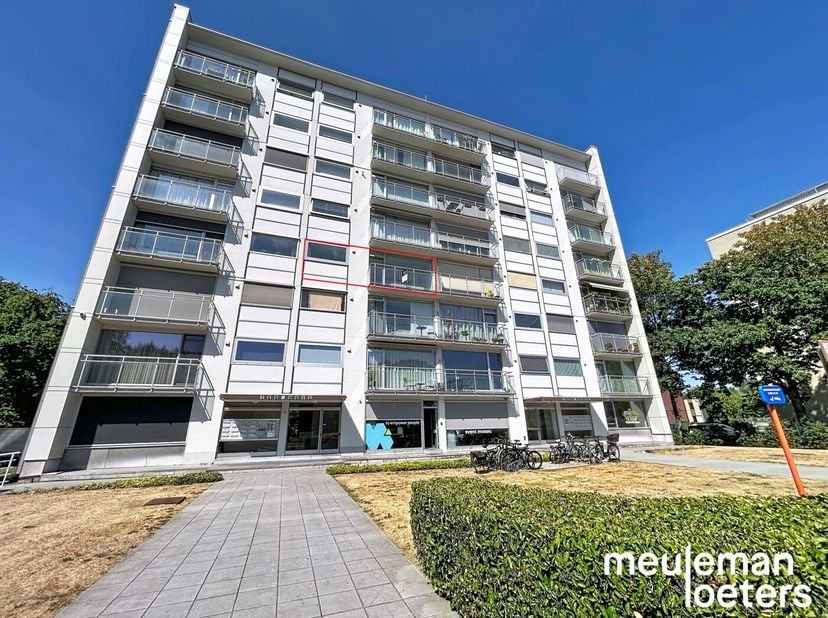 Cet appartement spacieux et lumineux bénéficie d'un emplacement idéal à distance de marche de la gare et du centre historique de Bruges.<br />
<br />