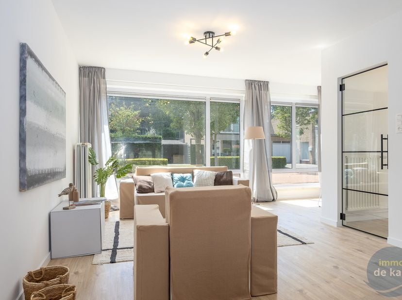Instapklare half-open woning met 3 slaapkamers, tuin en garage in De Panne.<br />
<br />
Gelegen in een rustige en kindvriendelijke woonwijk, op wande