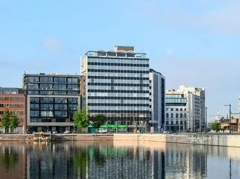 Dit kantoor is gelegen op de vijfde verdieping van een verzorgd gebouw. Het gebouw bevindt zich op het Eilandje, een buurt die een ruim aanbod aan eet