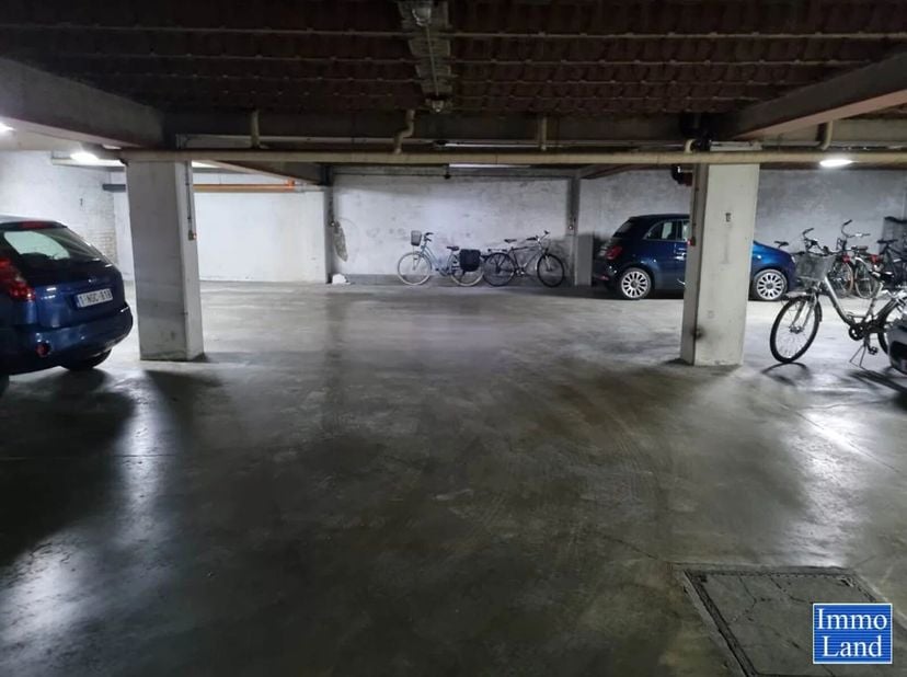 - Deze garage is gelegen in een appartementsgebouw, gelegen op het Guldensporenplein te Hasselt, dat grenst aan de kleine ring, ter hoogte van het Kol