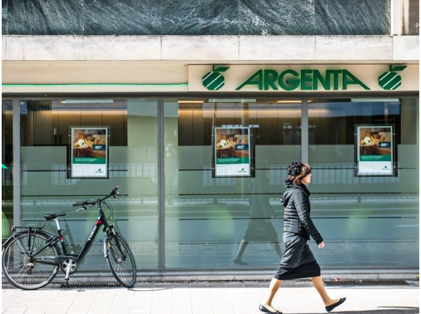 Opbrengsteigendom te koop, verhuurd aan Argenta.<br />
Argenta huurt het volledig gelijkvloers van ca.142m2 en 2 aangelegen parkeerplaatsen.<br />
Dez