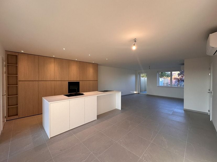 Lichtrijk appartement met 1 slaapkamer, 1 carport en 1 groot terras te huur. Gelegen in residentie Hart in het centrum van Poperinge! Het appartement