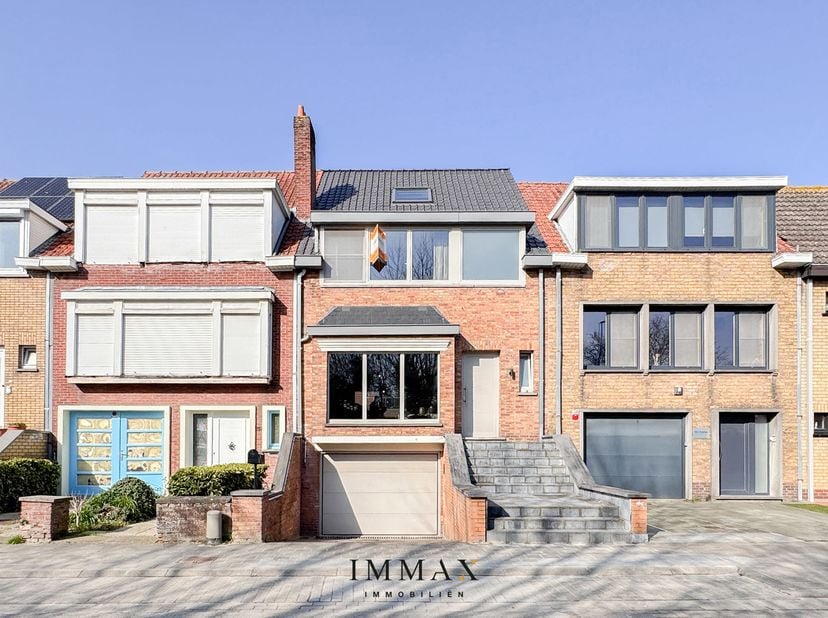 La maison est située dans une rue résidentielle calme et prisée, au cœur du quartier verdoyant d'Assebroek. <br />
Cet emplacement offre le meilleur d