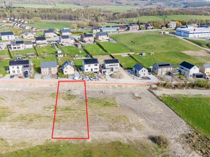 ERA B-LUX vous propose ce terrain à bâtir idéalement situé à Sinsin, bénéficiant dune superbe vue dégagée sur la campagne.Avec une superficie de 1.000