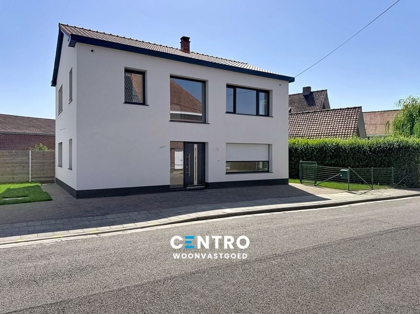 Volledig gerenoveerde gezinswoning met 4 slaapkamers, ZUIDgerichte tuin en ruime garagebox te Staden!<br />
<br />
Op een vlot bereikbare locatie in S