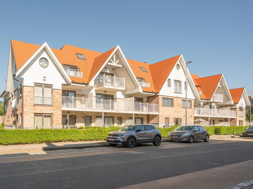 Centraal in Sijsele bevindt zich dit perfect onderhouden duplexappartement met een bewoonbare oppervlakte van maar liefst 150 m². Dankzij de centrale