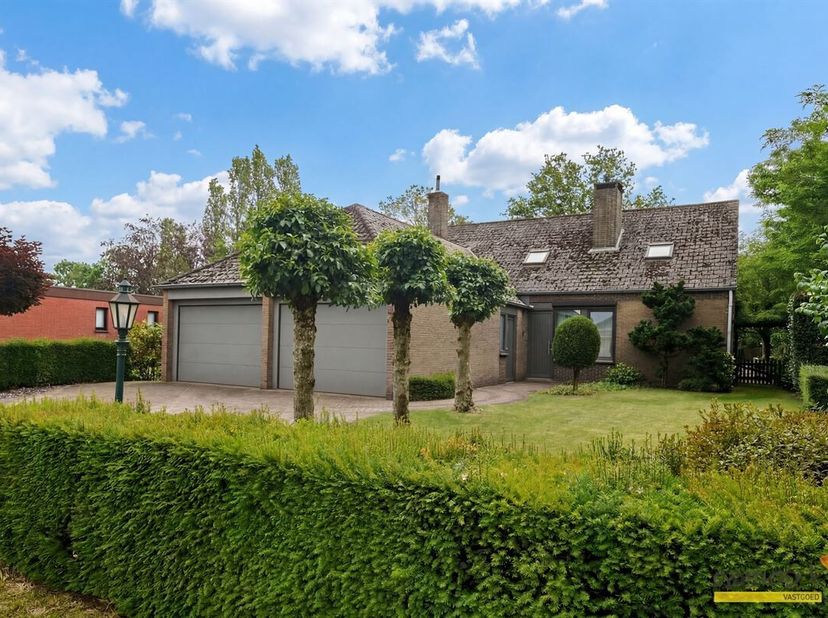 Deze praktische woning werd in de sixties gebouwd in een rustige Lommelse.<br />
Achteraan is er een klein perceeltje tuingrond met een charmant tuinh