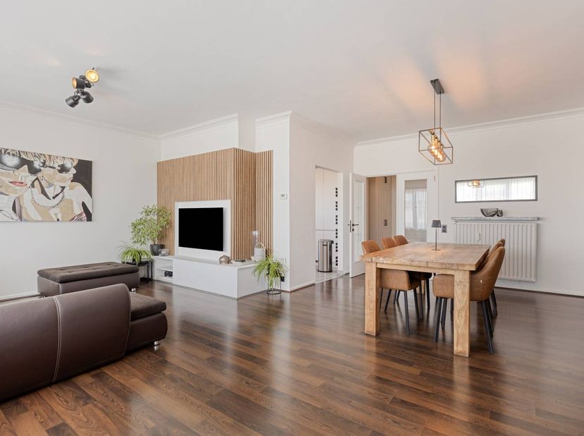 Indeling:<br />
<br />
Verdieping 2 (bereikbaar met trap):<br />
- inkomhal<br />
- woon- en eetkamer (40m²)<br />
- volledig uitgeruste keuken (8m²)<
