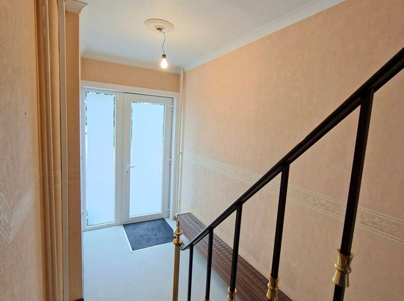 Leuk gerenoveerde rijwoning te Kiewit (Hasselt)<br />
<br />
Deze bel - étage bevindt zich net buiten de Grote Ring van Hasselt en is voorzien van all
