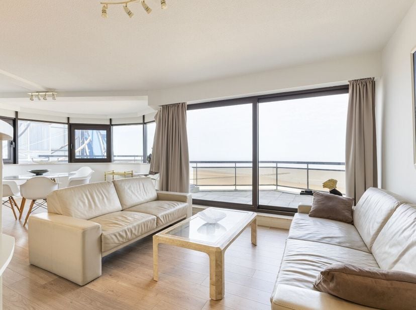 Blankenberge: Uniek hoekappartement met 2 slaapkamers, grote terrassen en zeezicht! Op de 8e verdieping van de unieke residentie "Bristol Palace" vind