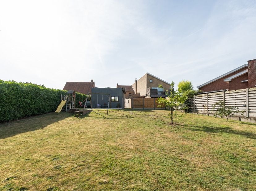 Deze woning in Maldegem biedt heel wat potentieel voor wie op zoek is naar een huis met ruimte, een grote tuin en de mogelijkheid om verder op te fris