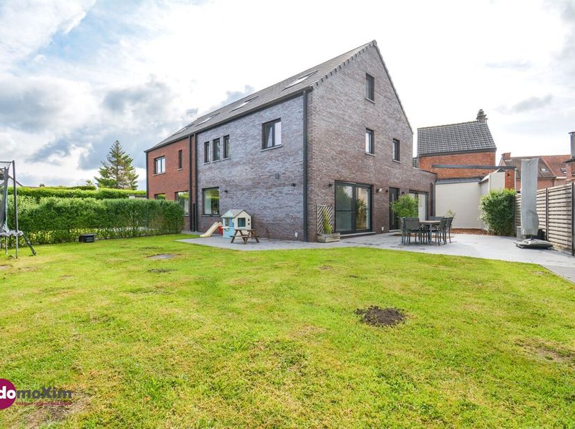 Volledig vernieuwde gezinswoning in rustige, doodlopende straat in Boortmeerbeek<br />
Bij het betreden van de woning kom je in de inkomhal met apart