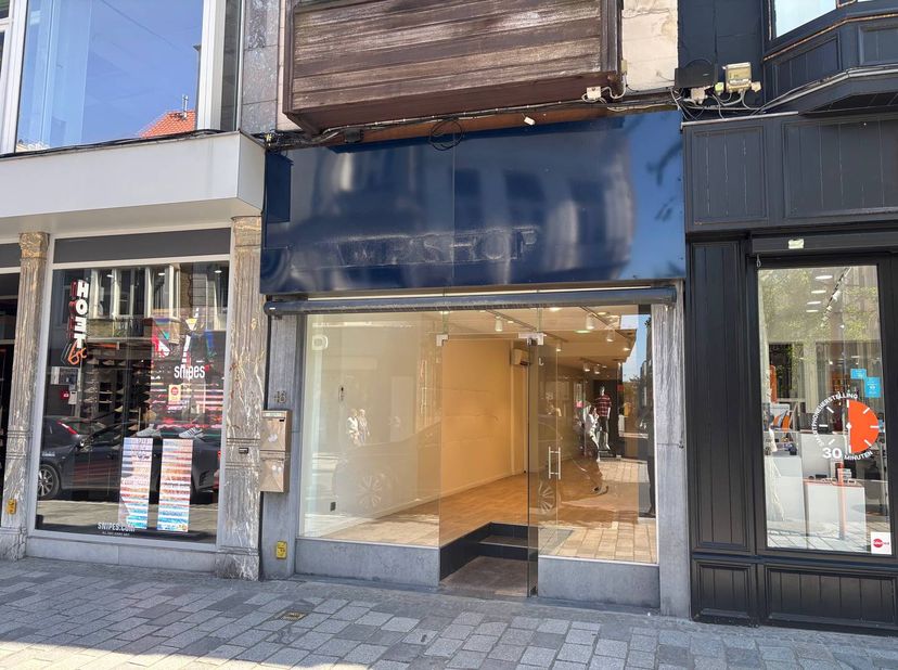 In de Ooststraat te Roeselare bevindt zich dit handelspand te huur van ca. 70m² gelegen in het beste stuk van de winkelstraat. <br />
<br />
In de nab
