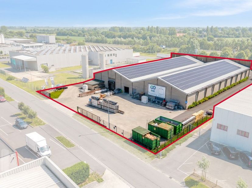 -UNIEKE OPPORTUNITEIT-<br />
<br />
Op een uitstekende zichtlocatie langs de E40 in Veurne bevindt zich dit kwalitatieve en instapklare bedrijfsgebouw