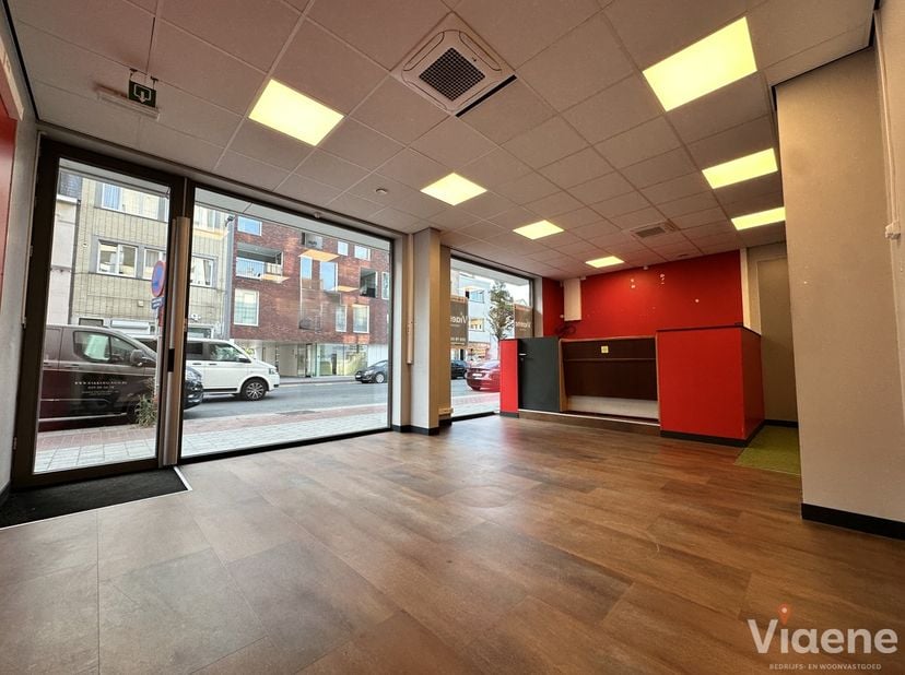 Commercieel uitstekend gelegen handelsgelijkvloers van 106 m² op een drukke invalsweg naar het centrum van Oostende - uitstekende zichtbaarheid en een