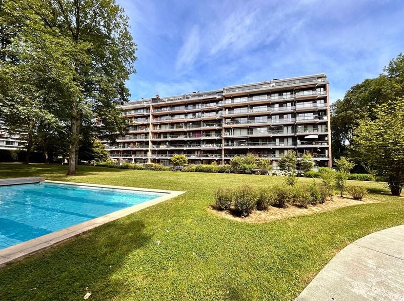 Situé à Ougrée, sur les hauteurs de Liège, à proximité directe de l'ULG, du CHU et des très nombreux commerces de Boncelles, ce lumineux appartement s