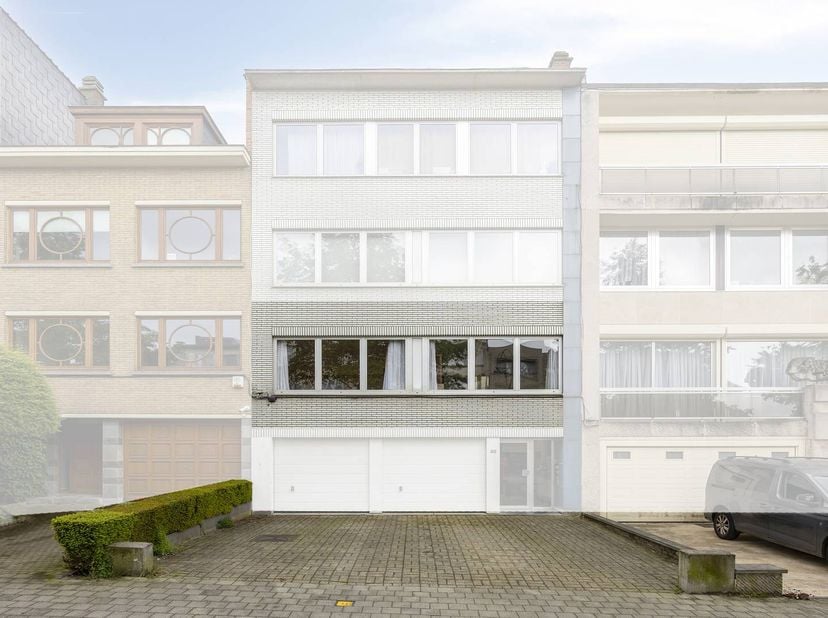 Bent u op zoek naar een ruim appartement dat het comfort van de stad combineert met de rust van de rand? Dit unieke appartement in Laken, perfect gele