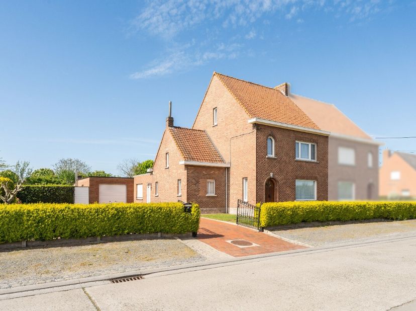 Maison mitoyenne de 3 chambres avec un grand jardin, située au calme, à vendre à Sint-Eloois-Vijve Découvrez cette charmante maison mitoyenne. La mais