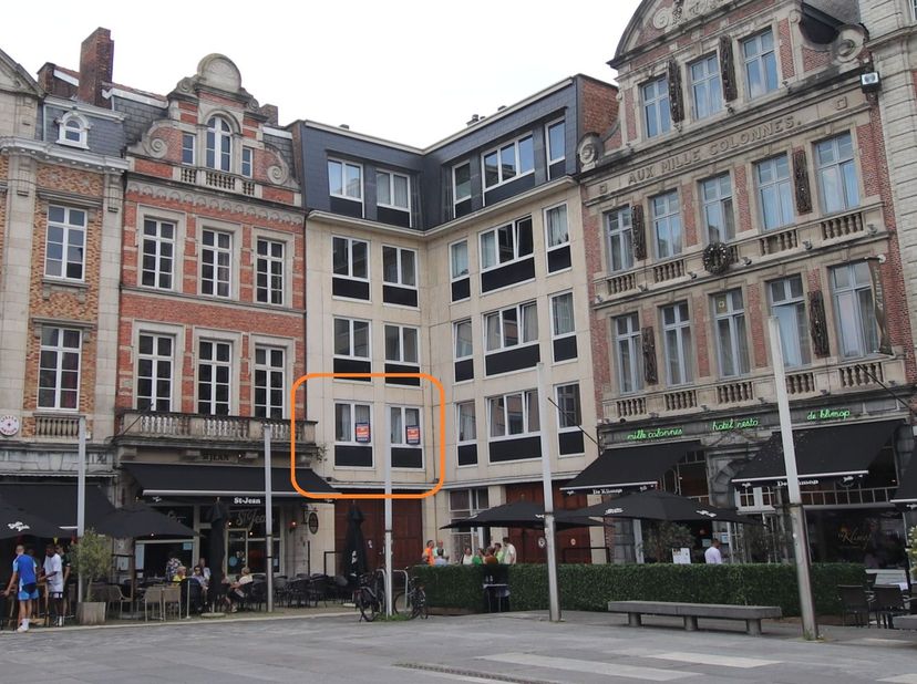 Dit appartement is op te knappen, maar beschikt over enkele heel belangrijke troeven:<br />
⭐ De ligging is top: op het statig, maar levendig Martelar