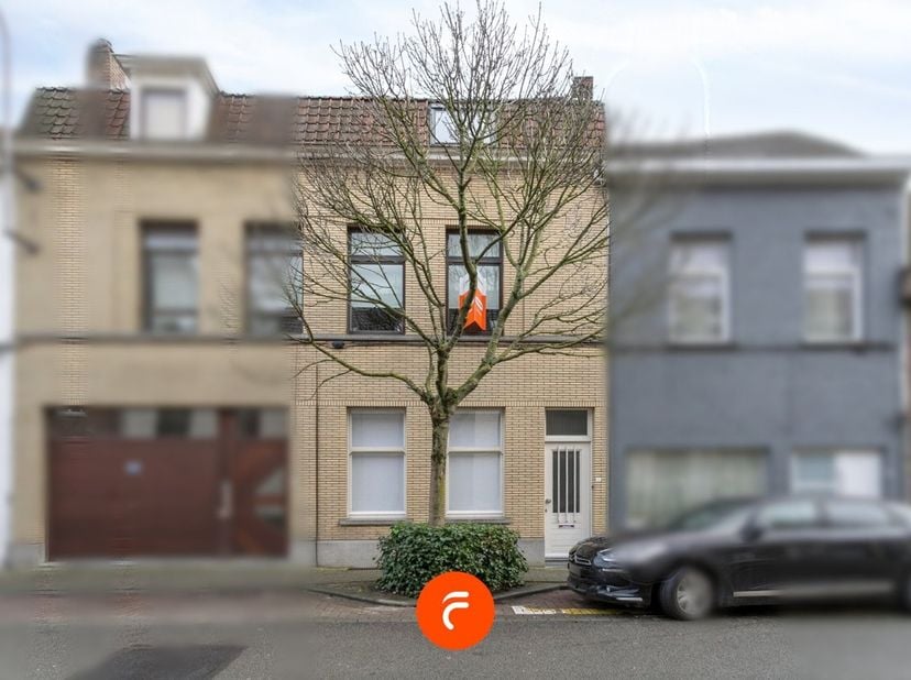 Perfect onderhouden en instapklare stadswoning in het centrum van Kortrijk nabij veemarkt en station. Deze verrassend ruime woning met tal van authent