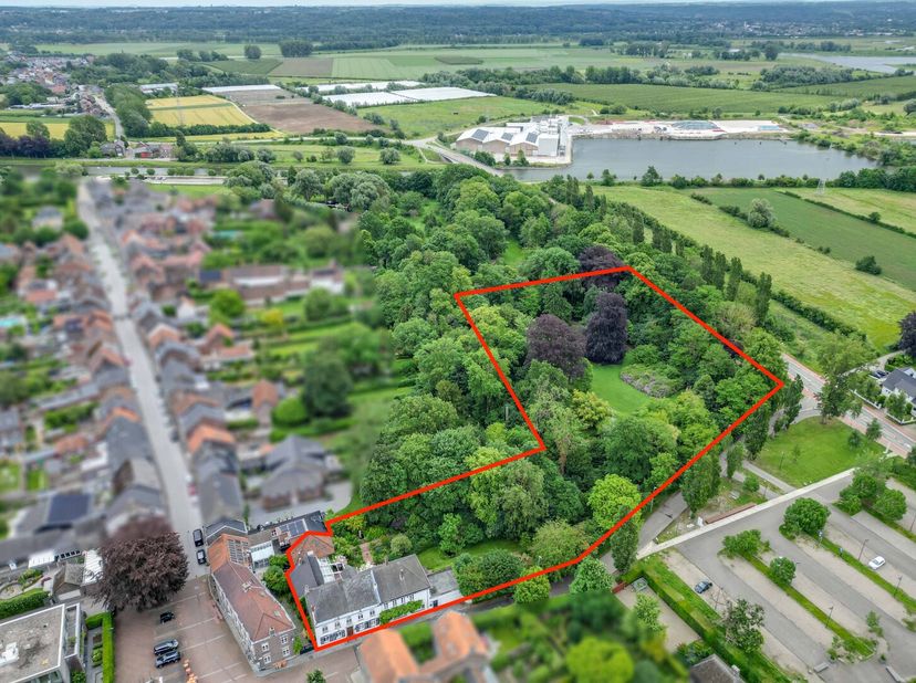 HISTORISCH HERENHUIS MET PARKTUIN OP 1HA 21A 94CA IN HET HART VAN OUD-REKEM !<br />
We vinden deze open bebouwing met een bewoonbare oppervlakte van 9