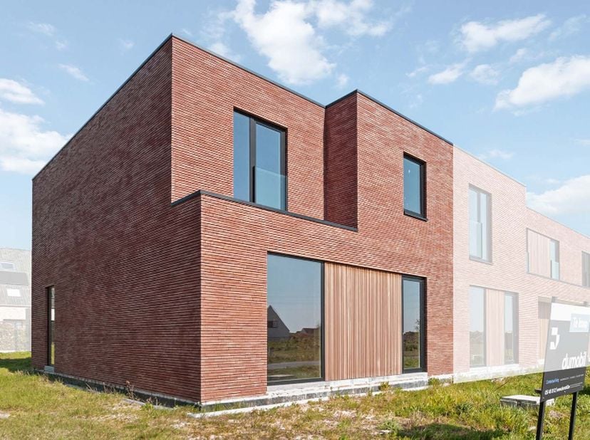 Binnen de ring van Roeselare, op het grondgebied van Hooglede, bevindt zich deze moderne halfopen woning (lot 90) met plat dak. De woning beschikt ove