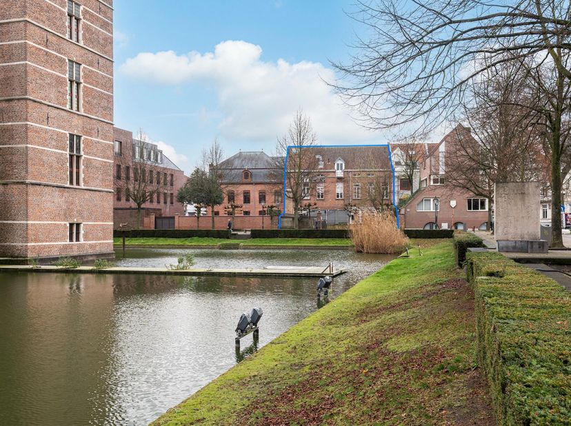 Gelegen in hartje Turnhout: Statig - te renoveren - herenhuis met een verfijnde neoclassicistische uitstraling, gekenmerkt door royale ruimtes, hoge p
