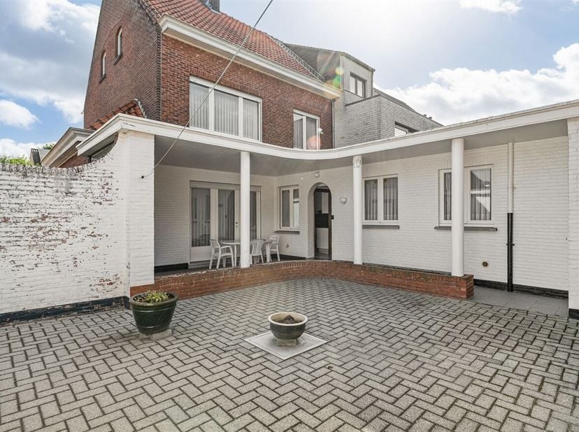Charmante gezinswoning met 4 à 5 slaapkamers en magazijn<br />
Ontdek deze charmante gezinswoning met veel potentieel, gelegen aan de Lindenlaan 10 in