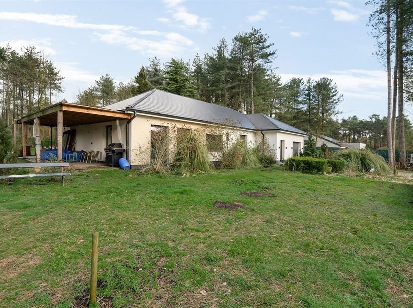 Wegens verhuis naar het buitenland wordt deze grotendeels afgewerkte woning te koop aangeboden. De woning staat op een kavel van +/- 2.700 m², 2 jaar