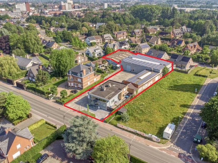 Immeuble d'investissement composé d'un bâtiment commercial avec un appartement sur une superficie totale d'environ 2 890 m². <br />
<br />
--> Espace
